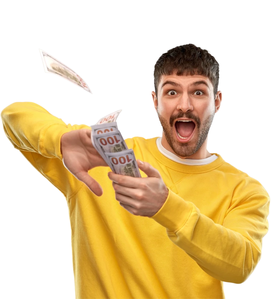 Ein Mann mit braunen Haaren, der freudig einen Stapel Geldscheine verteilt.