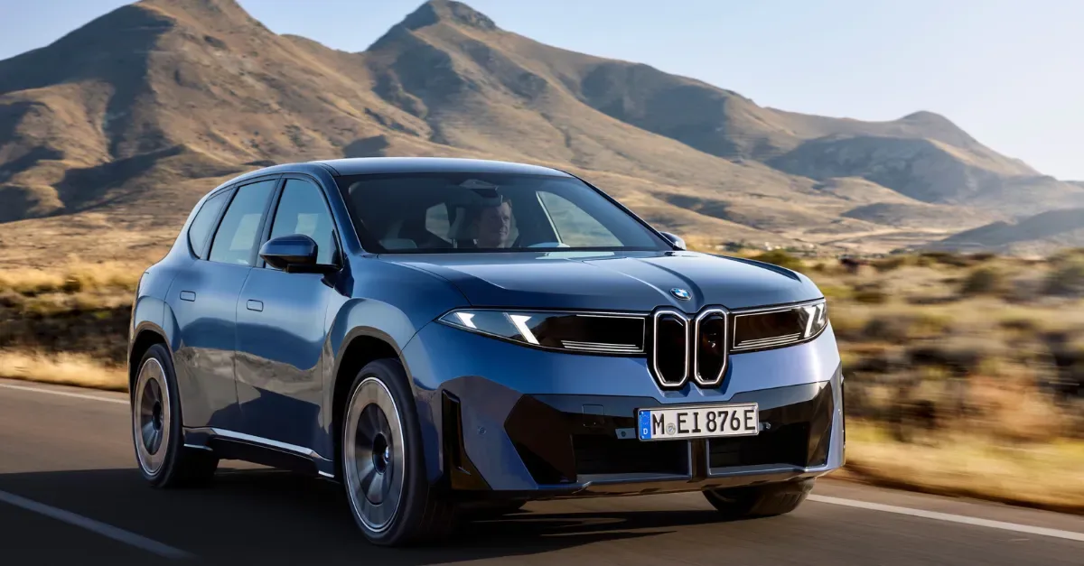 BMW iX3 Elektro-SUV in Blau fährt vor Bergkulisse – Reichweiten-Champion aus München mit effizientem Elektroantrieb