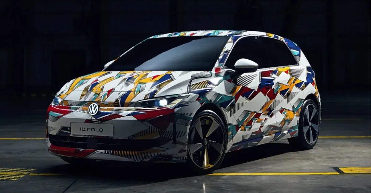 VW ID. Polo Elektroauto mit bunter Tarnfolierung – kompakter und alltagstauglicher E-Kleinwagen von Volkswagen