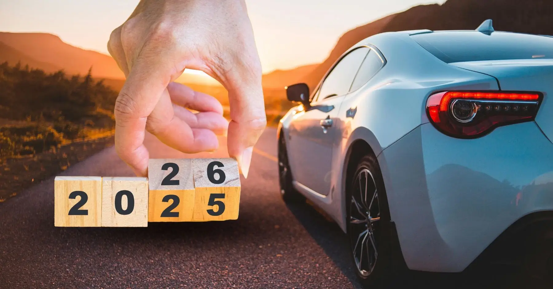 THG-Prämie 2026 – Symbolbild mit Jahreswechsel von 2025 auf 2026 und Elektroauto im Sonnenuntergang