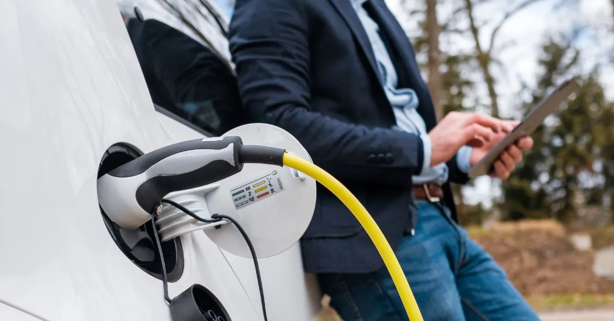 Elektroauto am Bordstein laden